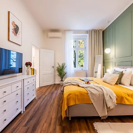 Days - One Bedroom With Sauna And Ac In New Town * Прага